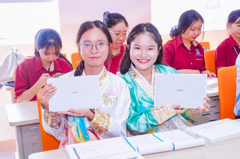 Hình ảnh minh họa giao tiếp kinh doanh quốc tế với các biểu tượng ngôn ngữ và công nghệ kết nối toàn cầu
